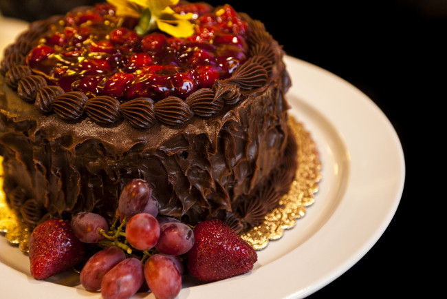 Обои картинки фото еда, торты, шоколадный, торт, крем, клубника, виноград