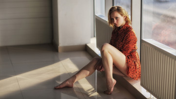 Картинка девушки -+блондинки +светловолосые модель красная помада красное платье ноги босиком острые пальцы ног сидит у окна смотрит на зрителя женщины