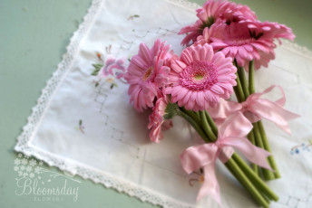 Картинка цветы герберы розовый салфетка вышивка лента