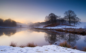 Картинка природа реки озера река берег деревья зима снег утро