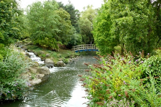 Обои картинки фото природа, парк, речка, мостик, деревья, цветы