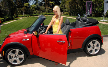 Картинка mini автомобили авто девушками красный блондинка платье кабриолет желтый