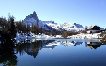Картинка природа реки озера снег озеро лес домик горы