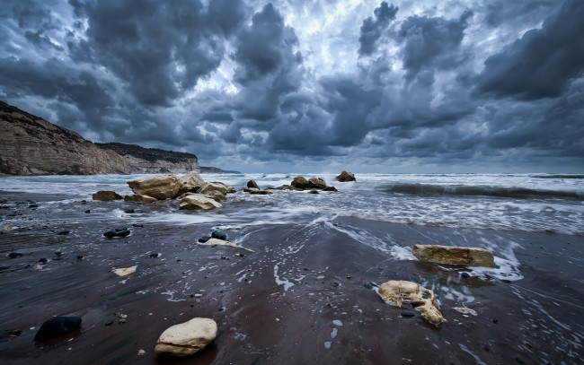 Обои картинки фото природа, побережье, камни, пляж, океан, сумрак, прибой, тучи, волны