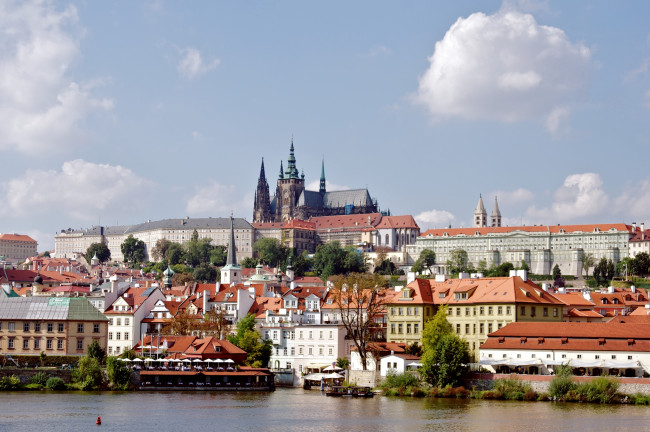 Обои картинки фото города, прага, Чехия, панорама, река, здания, крыши