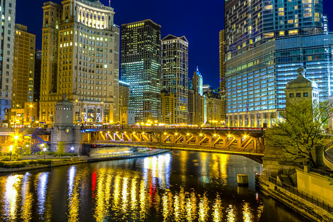 Обои картинки фото michigan, avenue, bridge, chicago, города, Чикаго, сша, небоскрёбы, здания, река, ночной, город, мост