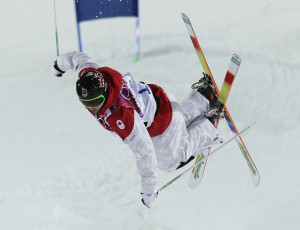 Картинка спорт лыжный+спорт олимпиада сочи зима горы снег канадец лыжи лыжник прыжок спортсмен фристайл очки шлем