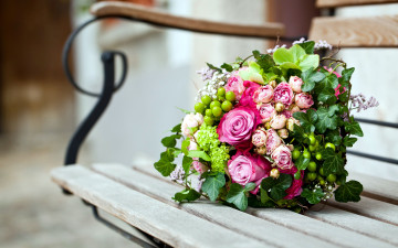 Картинка цветы букеты +композиции зелень розы скамейка