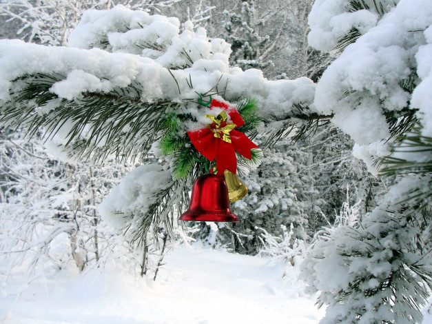 Обои картинки фото праздничные, колокольчики, бант, ветка, снег