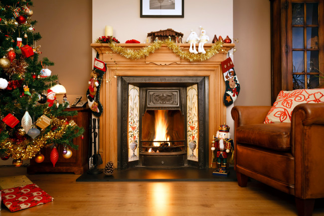 Обои картинки фото праздничные, новогодний очаг, огонь, камин, елка, кресло