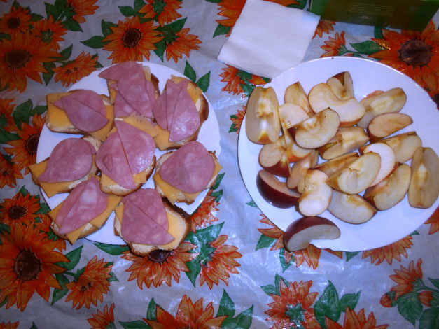 Обои картинки фото еда, яблоки, бутерброды, хлеб, колбаса, сыр