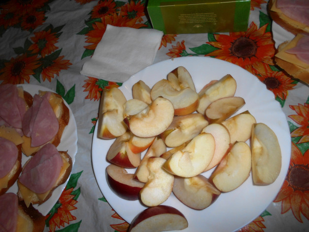 Обои картинки фото еда, яблоки, бутерброды, хлеб, колбаса, сыр