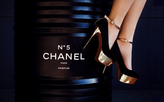 Обои картинки фото бренды, chanel, темный, фон, бочка, туфли
