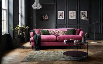 Картинка интерьер гостиная диван подушки столик