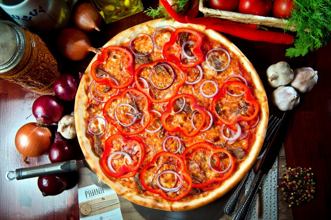 Обои картинки фото еда, пицца, перец, чеснок, лук