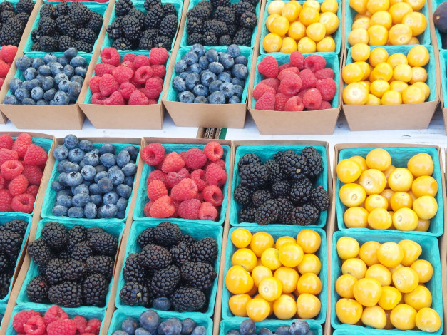 Обои картинки фото еда, фрукты,  ягоды, сливы, ежевика, малина
