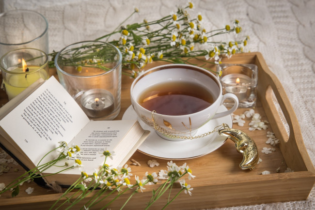 Обои картинки фото еда, напитки,  чай, свечи, книга, чай, ромашка