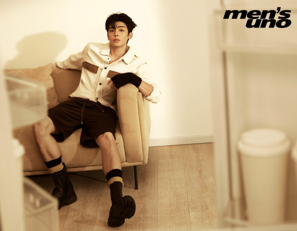 Обои картинки фото мужчины, hou ming hao, актер, рубашка, шорты, диван