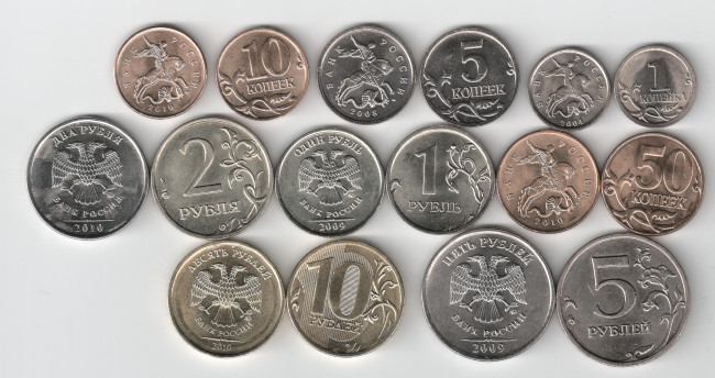 Обои картинки фото разное, золото, купюры, монеты, 1, 5, 10, 50, копеек, российские, 2, рублей