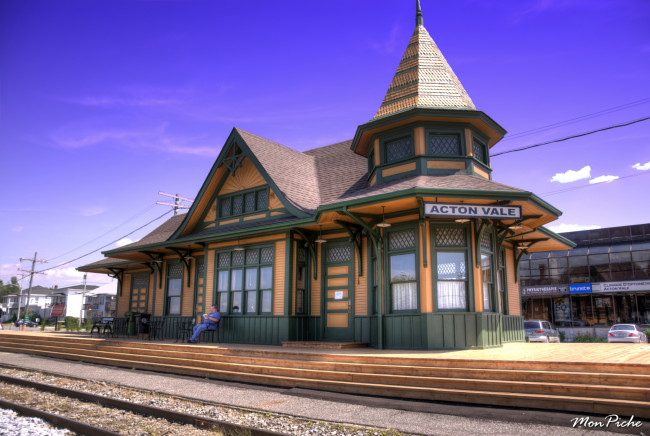 Обои картинки фото the, old, railway, station, in, acton, vale, города, здания, дома, квебек