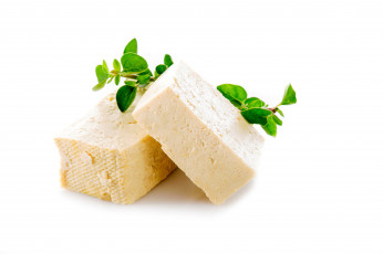 Картинка еда сырные+изделия зелень сыр белый фон