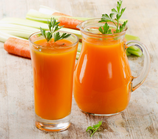 Обои картинки фото еда, напитки,  сок, графин, стакан, морковный, сок, морковь, зелень