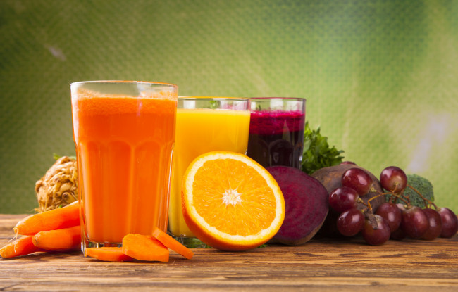Обои картинки фото еда, напитки,  сок, виноград, морковь, свекла, стол, овощной, сок