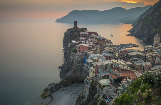 Обои картинки фото vernazza,  cinque terre,  italy, города, амальфийское и лигурийское побережье , италия, море, здания