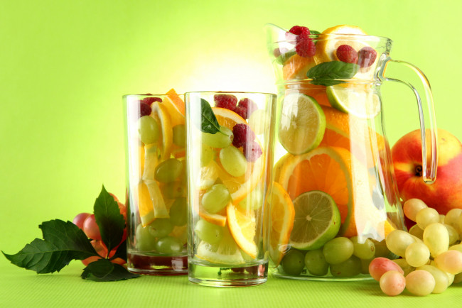 Обои картинки фото еда, фрукты,  ягоды, зеленый, фон, цитрусы, стаканы, графины
