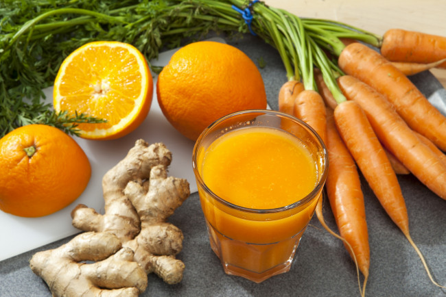 Обои картинки фото еда, напитки,  сок, зелень, сок, апельсиновый, морковка