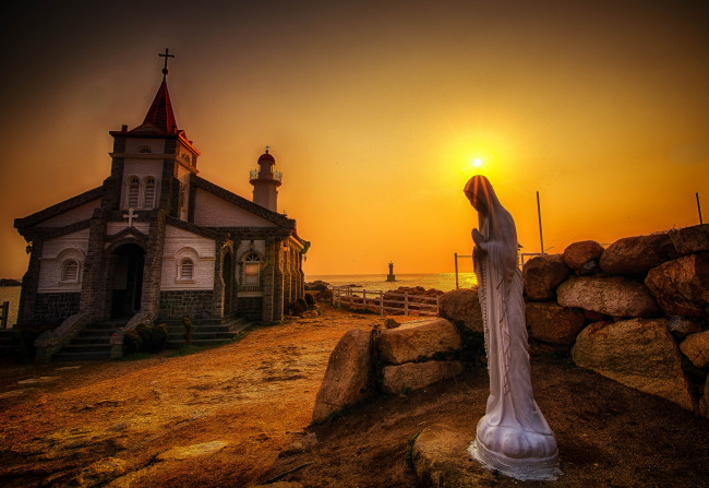 Обои картинки фото jukseongri cathedral,  busan,  south korea, города, - католические соборы,  костелы,  аббатства, солнце, горизонт, статуя, церковь, побережье