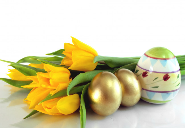 Обои картинки фото праздничные, пасха, яйца, тюльпаны