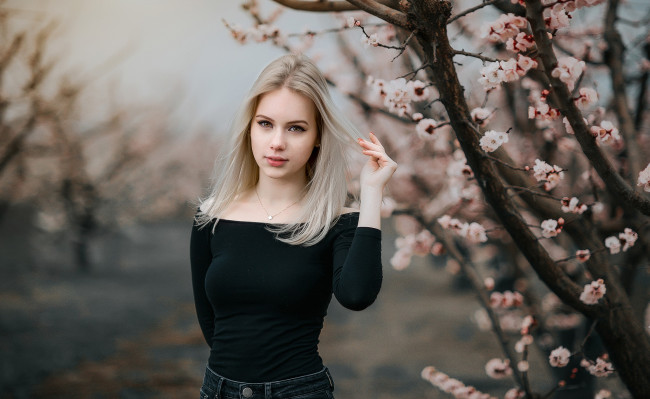 Обои картинки фото девушки, -unsort , блондинки, дерево
