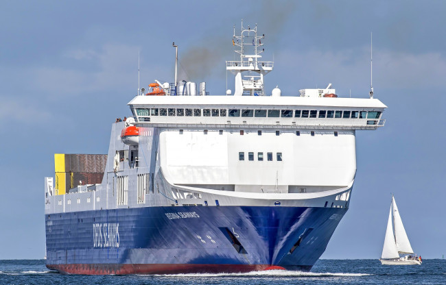Обои картинки фото regina seaways, корабли, грузовые суда, контейнеровоз
