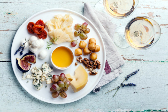 Обои картинки фото еда, разное, вино, сыр, грибы, виноград, инжир