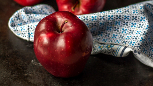 Обои картинки фото еда, яблоки, красное, яблоко, макро