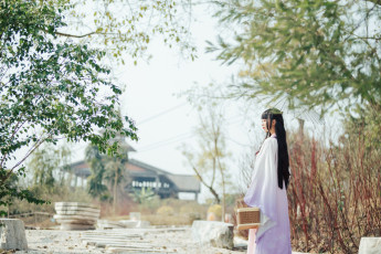 Картинка девушки -+азиатки корзинка костюм дом деревья