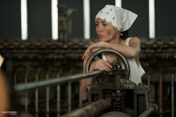 Картинка девушки -+брюнетки +шатенки работница косынка грязь станок