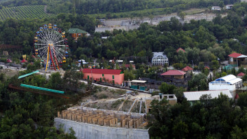 Картинка города -+панорамы стрoйка россия дома крым деревья колесо обозрения