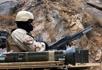 Картинка оружие армия спецназ шлем солат пулемет