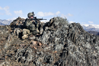 Картинка оружие армия спецназ автомат морпех горы