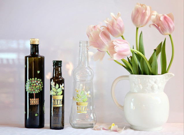 Обои картинки фото цветы, тюльпаны, ford, mustang, cobra, бутылки, кувшин, розовый