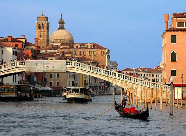 Обои картинки фото города, венеция, италия, город, канал, вода, мост, гондола
