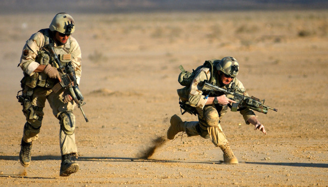 Обои картинки фото оружие, армия, спецназ, солдаты, бегут