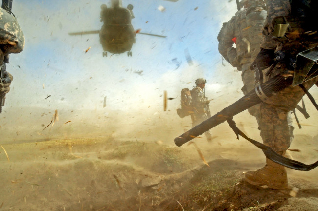 Обои картинки фото оружие, армия, спецназ, пустыня, морпехи, вертолет