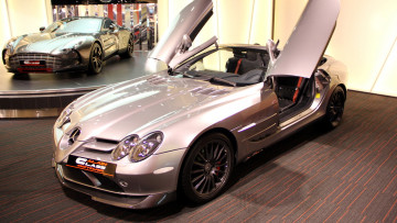 Картинка mercedes slr автомобили выставки уличные фото daimler ag германия