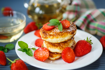 Картинка еда блины +оладьи завтрак мята ягоды клубника сырники творог