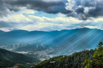 Картинка природа горы склон лес долина хлолмы облака лучи тучи