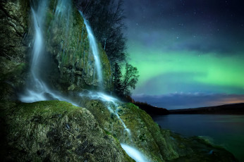 Картинка природа водопады звезды небо ночь северное сияние водопад скала река деревья