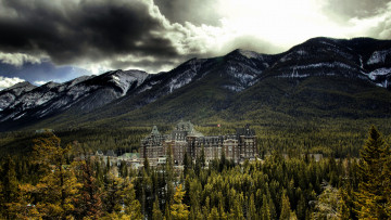 обоя banff springs hotel, города, - пейзажи, сумрак, отель, тучи, лес, горы